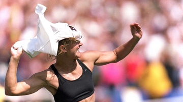Brandi Chastain va pha coi ao an mung thay doi lich su bong da hinh anh