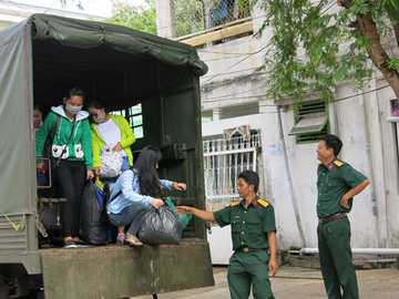 Thi sinh di thi bang... xe quan doi hinh anh
