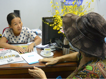 Cu ba mang 5 luong vang tang sinh vien ngheo gay xuc dong hinh anh