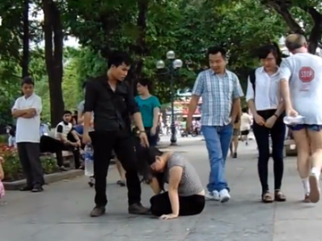 Khong giup nguoi bi danh vi vo cam hay so lien luy? hinh anh
