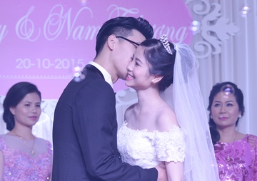 Hot boy 'dep trai nhieu dua yeu' hon vo tinh tu tai le cuoi hinh anh