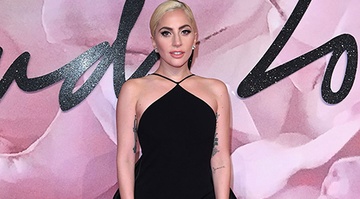 Khi Lady Gaga khong con mac do tham hoa va 'di hom' hinh anh