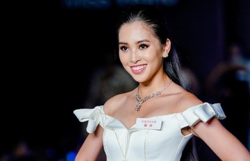 Tieu Vy mac goi cam tai Hoa hau The gioi 2018 hinh anh