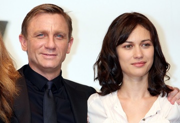 'Bond Girl' tu khoi Covid-19 hinh anh