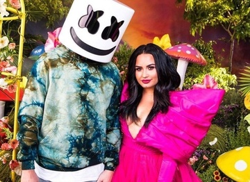 Demi Lovato dien vay Cong Tri trong MV moi hinh anh