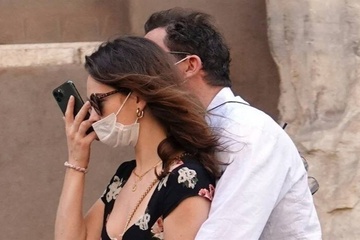Hon nhan cua Dominic West ran nut sau vu ngoai tinh voi Lily James hinh anh