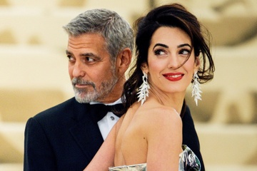 George Clooney quy goi 25 phut cau hon Amal hinh anh