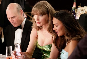 MC noi gi ve man dua cot khien Taylor Swift kho chiu o Qua cau Vang hinh anh
