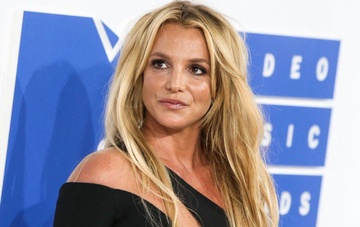 Britney Spears bi gay chan hinh anh