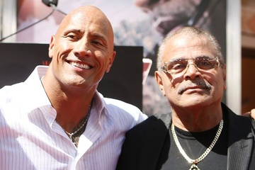 Cha The Rock tung ngan can con trai lam do vat hinh anh