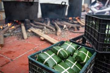 Nguoi Ha Noi goi banh chung gui dong bao mien Trung hinh anh