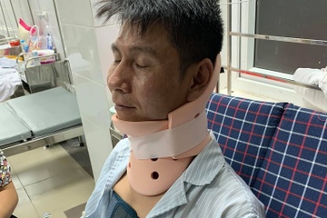 Tai xe oto bi danh hoi dong sau va cham giao thong hinh anh