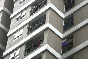Nhan chung ke luc be gai duoc cuu khi roi tu tang 12A hinh anh