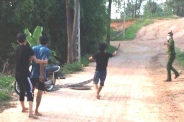 Khoi to 2 nguoi duoi danh cong an hinh anh