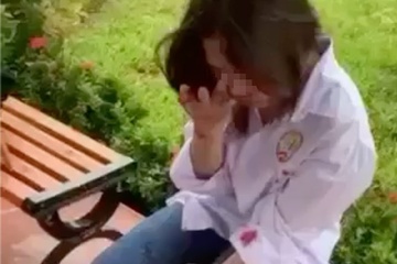 Nu sinh bi danh hoi dong sau le khai giang hinh anh