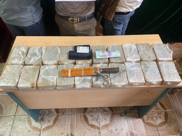 Mat phuc, bat tai tran nghi pham van chuyen 40 banh heroin hinh anh