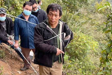 Bat nghi pham giet nguoi phu nu, vut xac xuong vuc hinh anh
