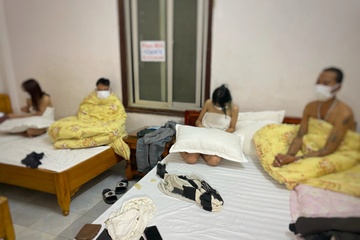 Bat qua tang 5 cap nam nu mua ban dam trong nha nghi hinh anh