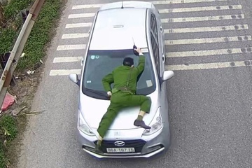 Tai xe tong CSGT len nap capo, bo chay gan 3 km hinh anh
