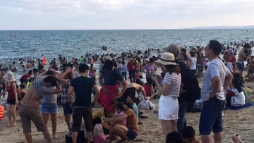 Bai bien Doi Duong noi tieng o Phan Thiet ngap nguoi va rac hinh anh