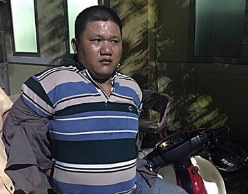 CSGT bat ten cuop dang tren duong tau thoat hinh anh