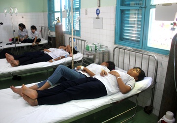 Hang chuc hoc sinh dan toc noi tru ngo doc sau bua an sang hinh anh