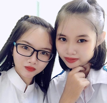 2 nu sinh mat tich sau khi di le chua hinh anh
