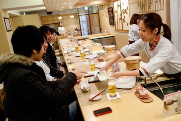 Phu nu Nhat co vuot rao can tro thanh dau bep sushi hinh anh