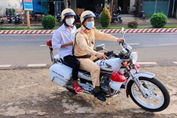 Chien si CSGT cho thi sinh di mua Atlat kip gio thi hinh anh