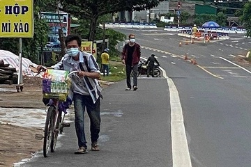 Hai anh em di bo tu Binh Duong ve Dak Lak, doc duong duoc tang xe may hinh anh