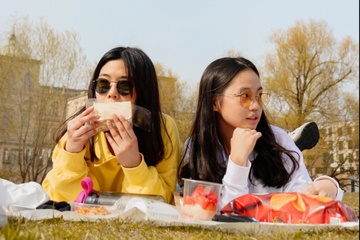 Noi chuyen tien nong voi ban cung nha hinh anh