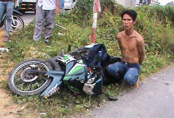 Nguoi dan va CSGT truy bat 2 ten cuop chuyen giat do cua phu nu hinh anh