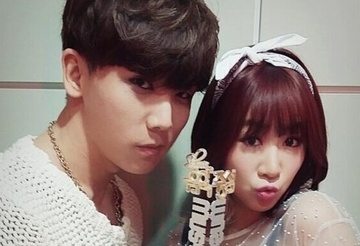 Cap doi song ca moi danh bai SNSD, 2NE1 hinh anh