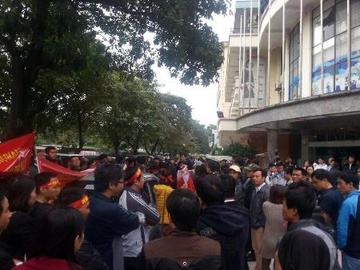 Dan phan doi chu dau tu bi con do danh nhap vien hinh anh