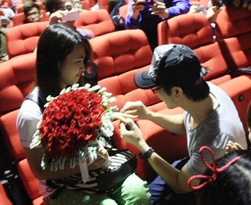 Chuyen tinh cua chang trai thue rap chieu phim cau hon hinh anh