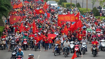 Bat hon 400 nguoi dap pha tai san o Binh Duong hinh anh