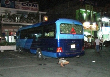 Tai xe nam duoi banh xe 'an va' canh sat giao thong hinh anh
