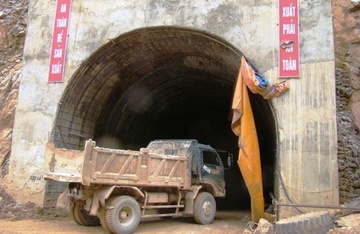Ngat khi doc trong ham thuy dien, 4 nguoi thuong vong hinh anh