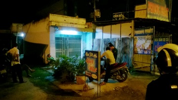 Chu quan ca phe guc chet ben con dao dinh mau hinh anh