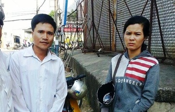 Cap doi di lua bang chieu 'nhat duoc iPhone 5S' hinh anh