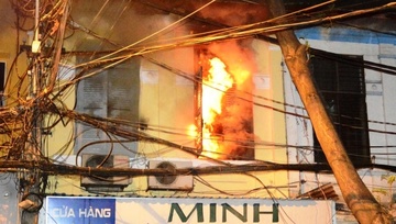 Chay lon o trung tam Sai Gon, be 2 tuoi tu vong hinh anh