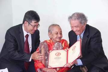 Giam dinh tuoi cu ba Viet Nam tho nhat the gioi hinh anh