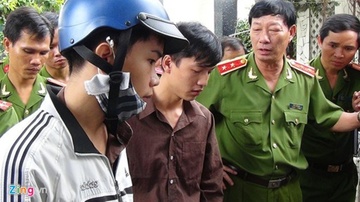 Dương (bìa phải) và Tiến (bìa trái) cầm con dao hung khí tại hiện trường thực nghiệm.