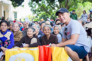 NTK Dinh Van Tho trao 900 phan qua thien nguyen tai Khanh Hoa hinh anh