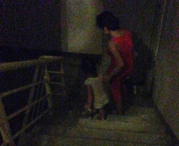 Ba bau 8 thang be con 5 tuoi chay 24 tang chung cu hinh anh