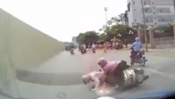 Nga xuong duong suyt bi oto can hinh anh