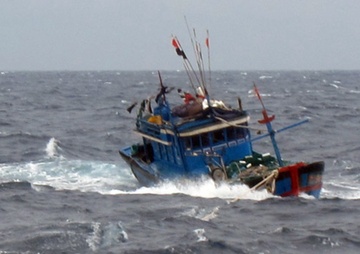 Thuyen dam khi khong khi lanh tran ve, 6 nguoi thiet mang hinh anh