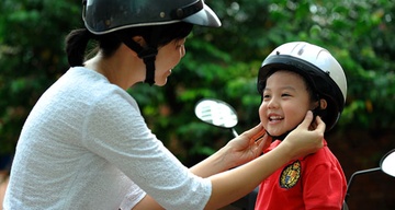 CSGT thua nhan gap kho khi phat tre em khong doi mu bao hiem hinh anh