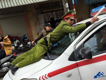 Lien tiep cac vu tai xe manh dong chong doi canh sat hinh anh