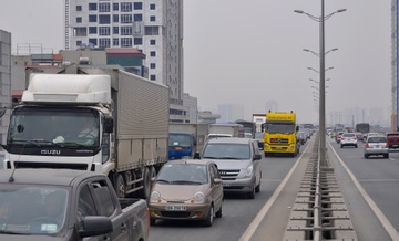 Hai oto va cham, vanh dai tren cao un tac hon 7 km hinh anh